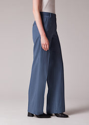 Pantalon bleu ardoise à fines rayures