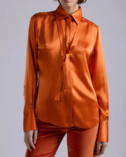Chemise lavallière en satin de soie orange