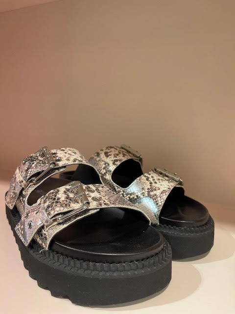Mules plates à boucles